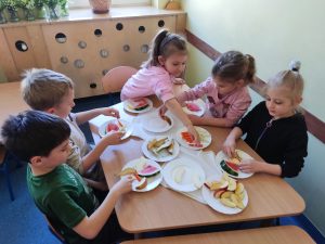 9. Dzieci tworzą kompozycje.