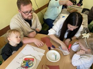 Cała rodzina Hani tworzy wielkanocną dekorację