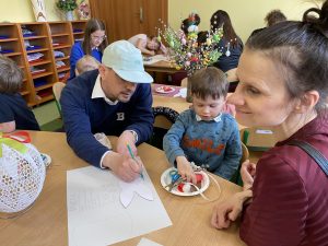 Cała rodzina Lewka tworzy wielkanocnego zająca