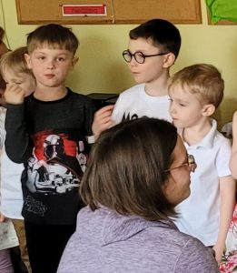 Chłopcy śpiewają piosenkę