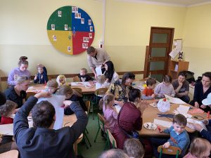 Dzieci i ich rodzice pochłonięci pracą