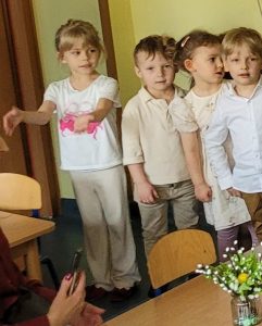 Dzieci pokazują ruchem wiersz