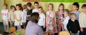 Dzieci recytują wiersz o wiośnie