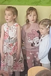 Dziewczynki recytują wiersz