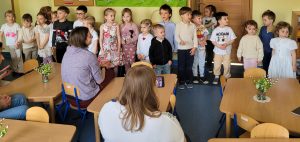 Grupa recytuje wiersz deszczyk