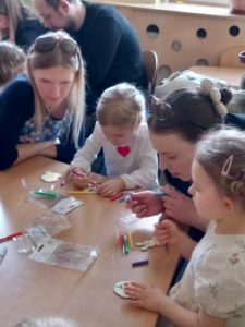 Kolorowanie mazakami ozdób wielkanocnych