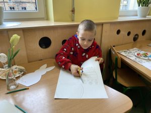 Kostek dokładnie wycina zająca