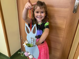 Laura ze swoim zajączkiem wielkanocnym