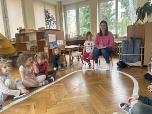 Mama Kingi czyta dzieciom