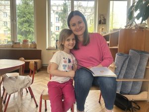 Mama Kingi czyta dzieciom