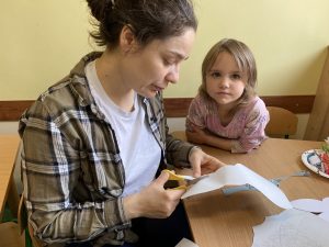 Mama pomaga Lubie w wycięciu zająca