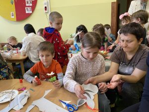 Michał wraz z mamą i siostrą tworzą dekorację wielkanocną