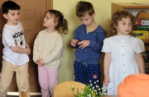 Młodsze dzieci śpiewają piosenkę