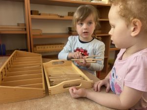 Sara i Rozi przeliczają wrzeciona