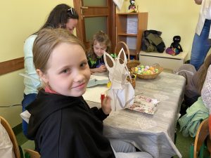 Siostra Henia pokazuje efekt ich wspólnej pracy