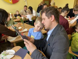 Staś z tatą skupieni na pracy