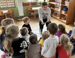 Z zaciekawieniem słuchamy czytane bajki