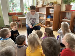Z zaciekawieniem słuchamy czytane bajki