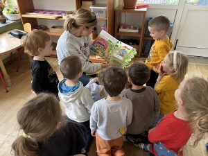 Z zaciekawieniem słuchamy czytane bajki