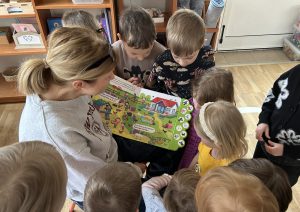 Z zaciekawieniem słuchamy czytane bajki