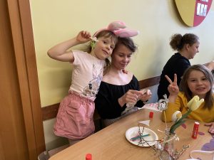 Zosia szykuje ozdoby dla swojego zajączka