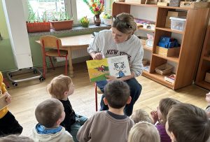 Z zaciekawieniem słuchamy czytane bajki