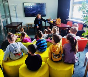 Dzieci z wizytą w Książnicy Podlaskiej.