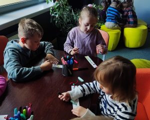 Dzieci kolorują zakładki.