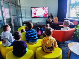 Dzieci słuchają opowieści o Rozalce i kwiatach.