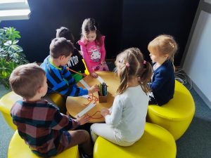 Dzieci ozdabiają zakładki do książki.