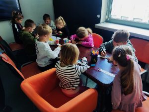 Dzieci tworzą zakładki do książki.