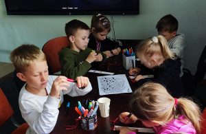 Dzieci tworzą zakładki do książki.