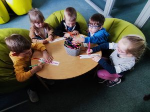 Dzieci malują zakładki do książki.