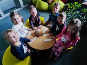 Dzieci tworzą zakładki do książki.