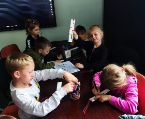 Dzieci ozdabiają zakładki do książki.