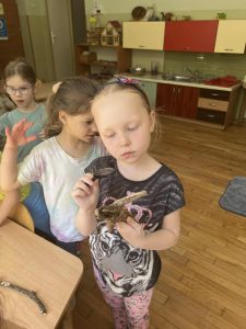 Amelka patrzy przez lupę