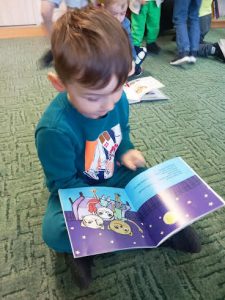 Antoś pogrążony w lekturze