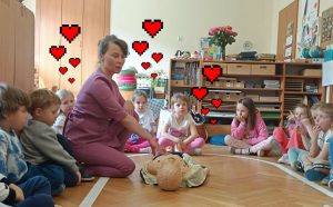 Dzieci słuchają bardzo uważnie