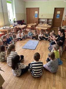 Dzieci słuchają opowieści o kornikach