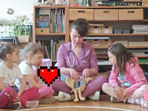 Dzieci uważnie słuchają informacji na temat budowy człowieka