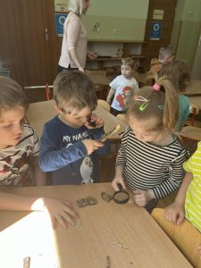 Dzieci z bliska przyglądają się przyrodzie