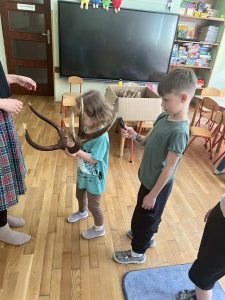 Łucja trzyma porożę jelenia