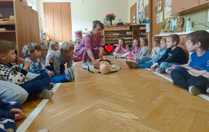 Mama Zosi jest lekarzem i prezentuje udzielanie pierwszej pomocy