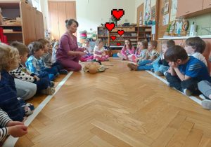 Mama Zosi mówi dzieciom o udzielaniu pierwszej pomocy