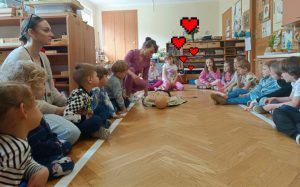 Mama Zosi prezentuje dzieciom fantom