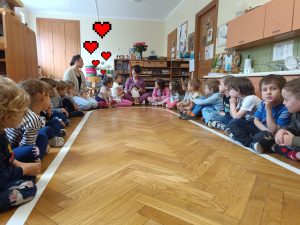 Mama Zosi prezentuje dzieciom zajęcie edukacyjne