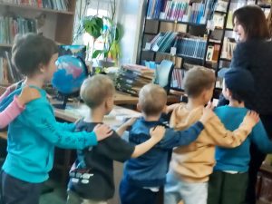 spacer po bibliotece