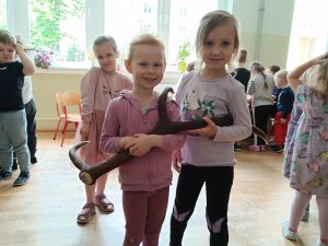 Sara i Kinga oglądają poroże jelenia