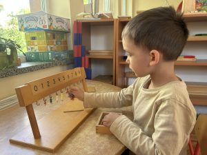 Stefan przelicza kolorowe perły