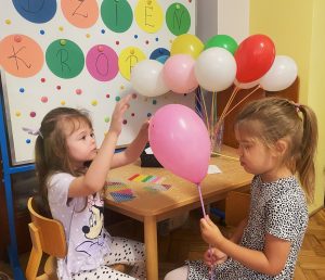 Ozdabianie balonów kropkami.